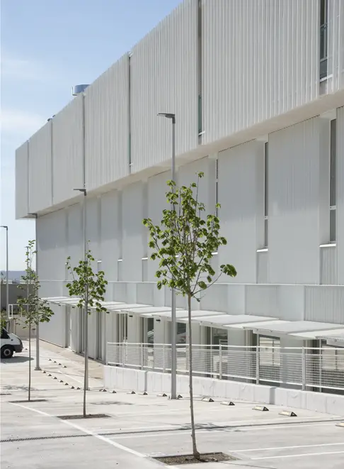 Fachada lateral del centro de formación profesional Nova FP23 de administración y hostelería en Madrid