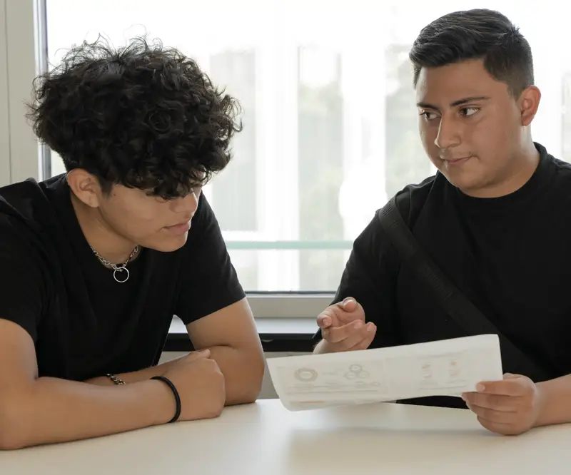 Dos alumnos revisando la documentación para formalizar la matrícula de su ciclo de FP en el centro Nova FP23 de Madrid.