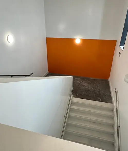 Escaleras interiores de las instalaciones de NOVA FP23