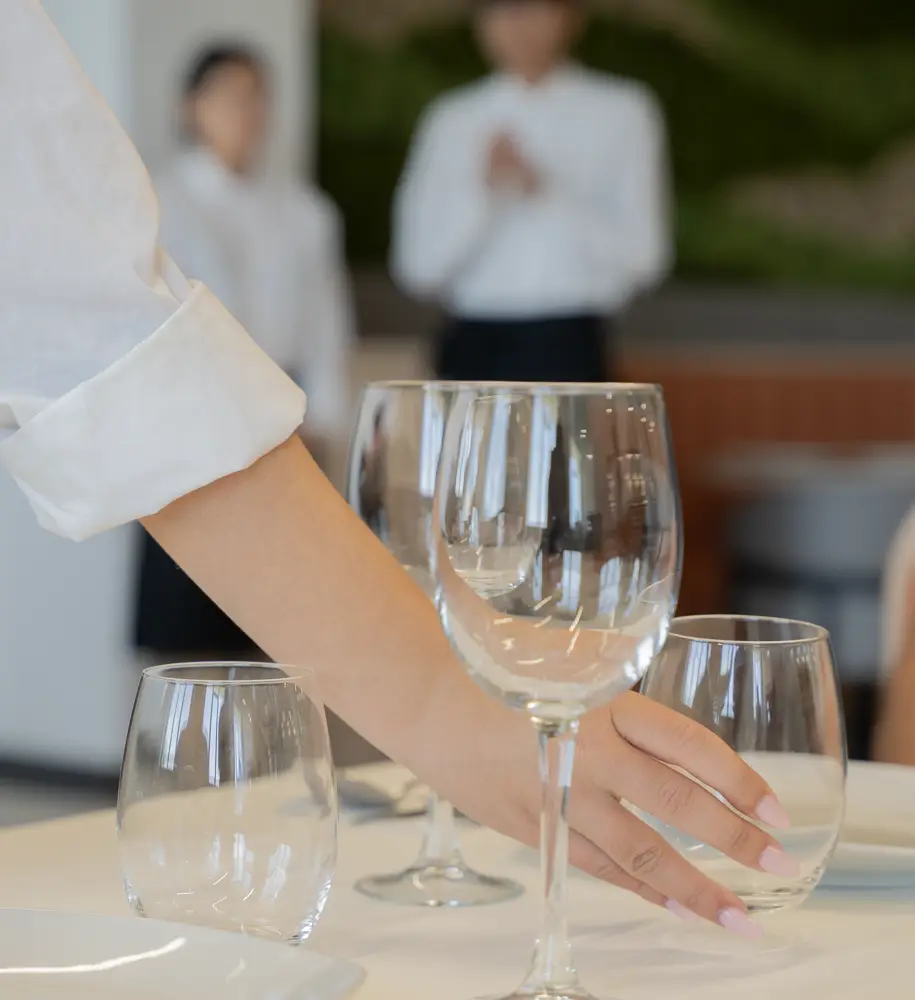 Alumna preparando el servicio de mesa durante las clases prácticas de restauración enfocadas a la inserción en el mundo laboral en Nova FP23 Madrid.