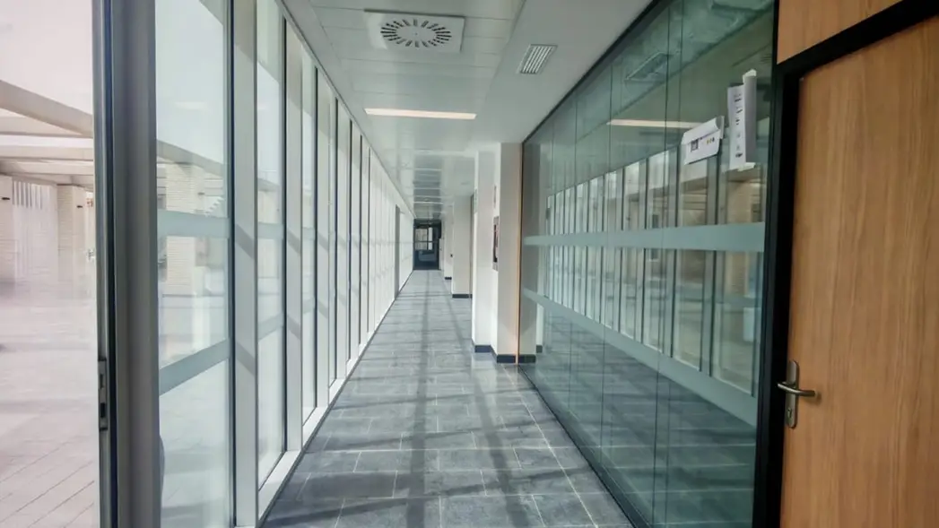 Pasillo de acceso a las aulas en el campus de NOVA FP23