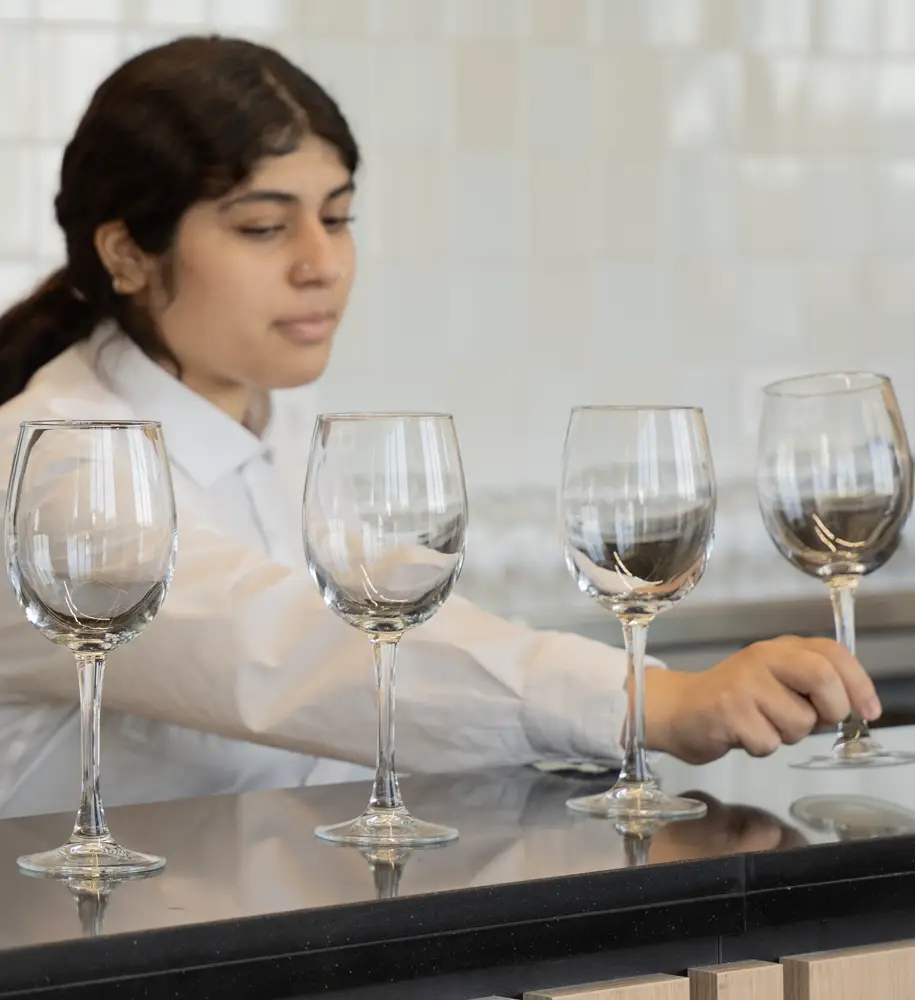 Alumna de restauración organizando el servicio de copas en barra durante el periodo del proceso de admisión para los ciclos de FP en Nova FP23 en Madrid