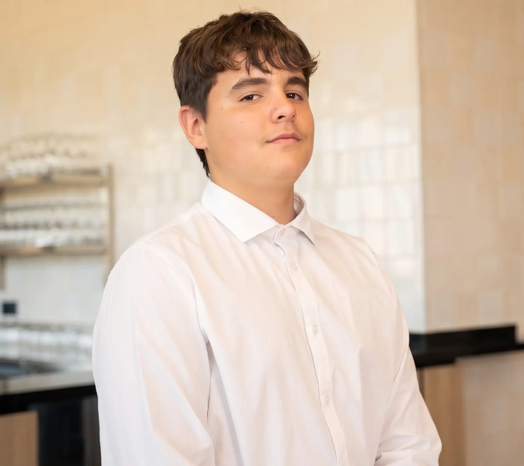 Retrato de Rodri, alumno de Pastelería en NOVA FP23, sonriendo a cámara en su uniforme blanco